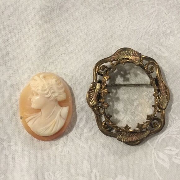 Vintage Cameo Locket/Pin n Goldtone - Picture 1 of 5